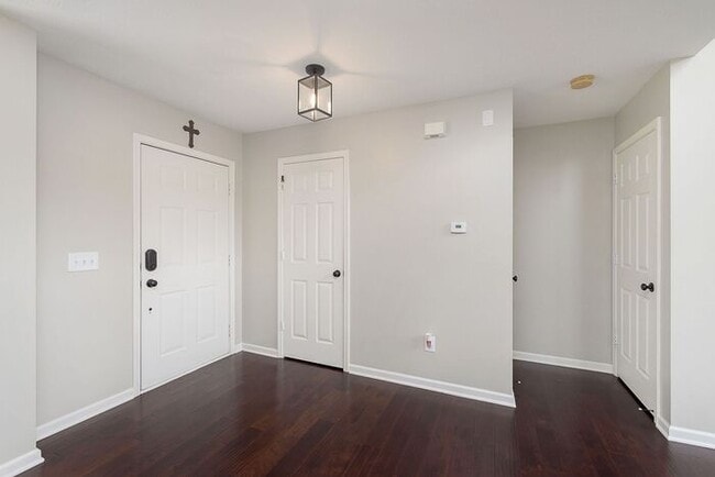 Building Photo - Beautiful updated home in West Carmel!