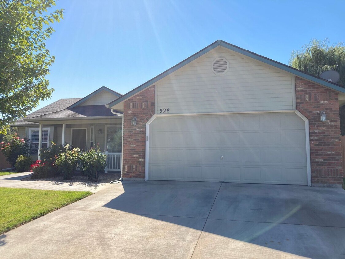 Primary Photo - 928 N Middlemist Pl - Awesome Backyard, Go...
