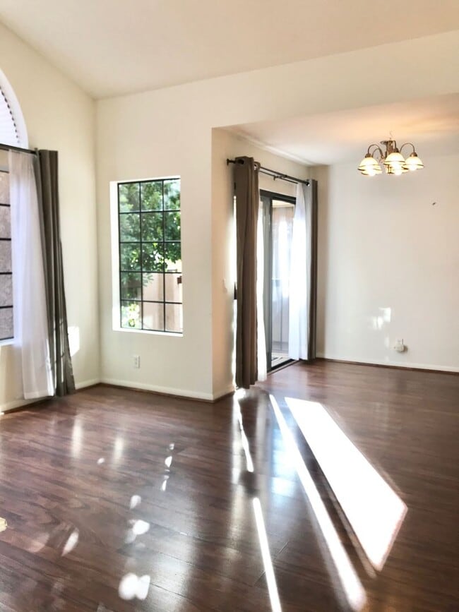 Building Photo - Bright, spacious 2 bed 2 bath condo in Eas...