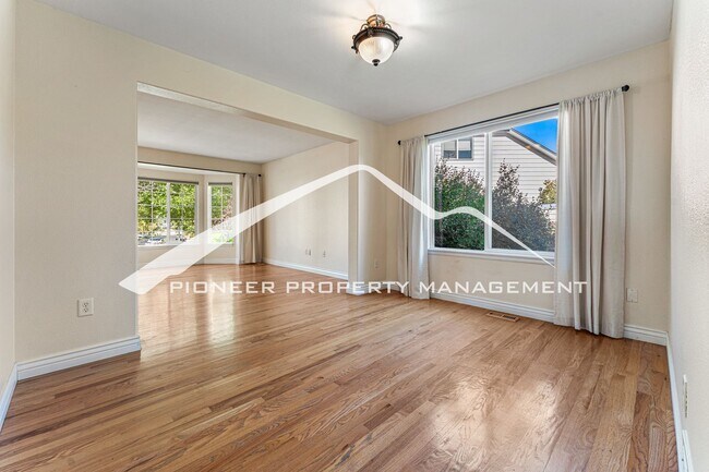 Foto del edificio - Spacious Home with Fenced Yard and Central AC