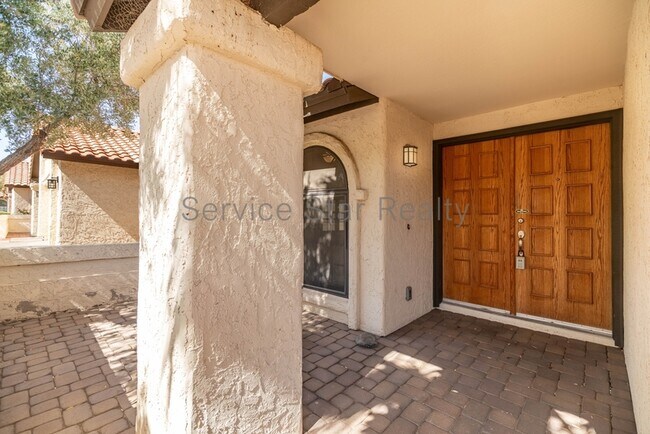 Building Photo - 1439 N La Rosa Dr