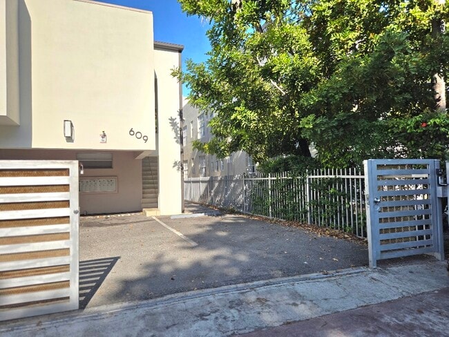 Building Photo - 609 Euclid Ave