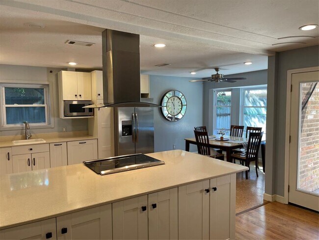 Building Photo - 2214 Wickburn Dr