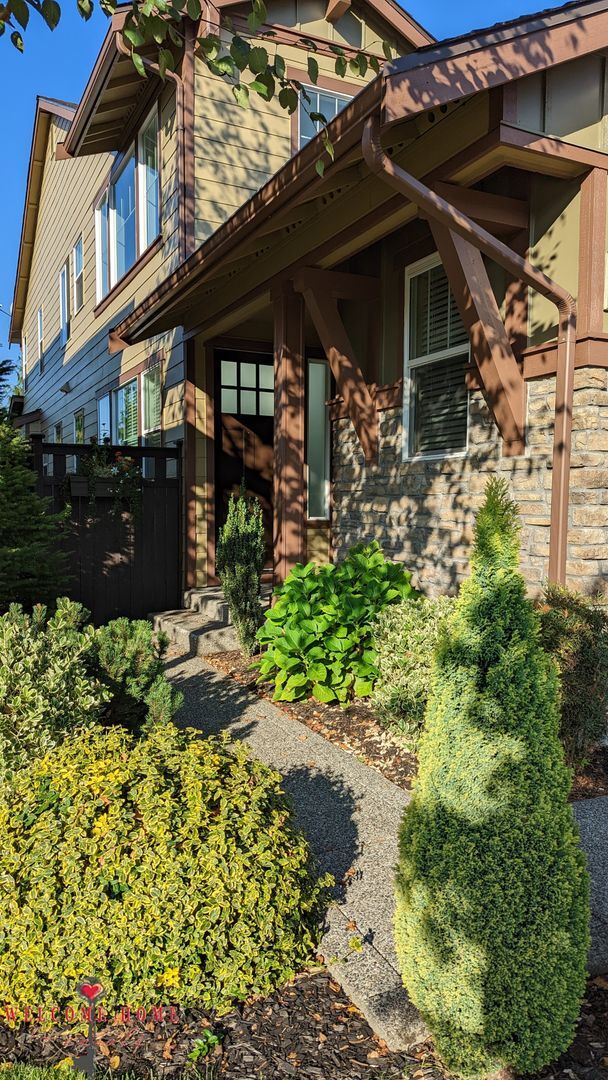 Building Photo - Beautiful open floorplan with FOUR large b...