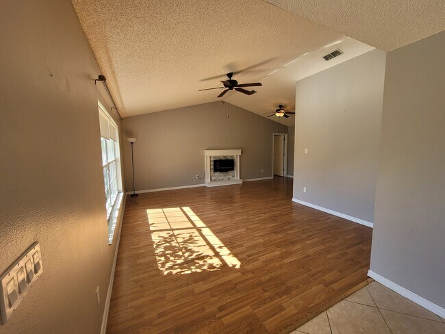 Foto del edificio - 626 N Goodrich Dr