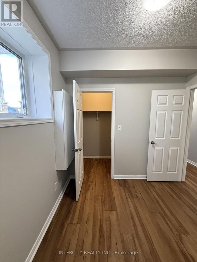 Building Photo - 410 Queen St S