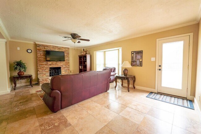 Building Photo - 28810 Pine Hill Dr