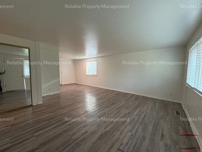 Building Photo - 1115 Halsey St