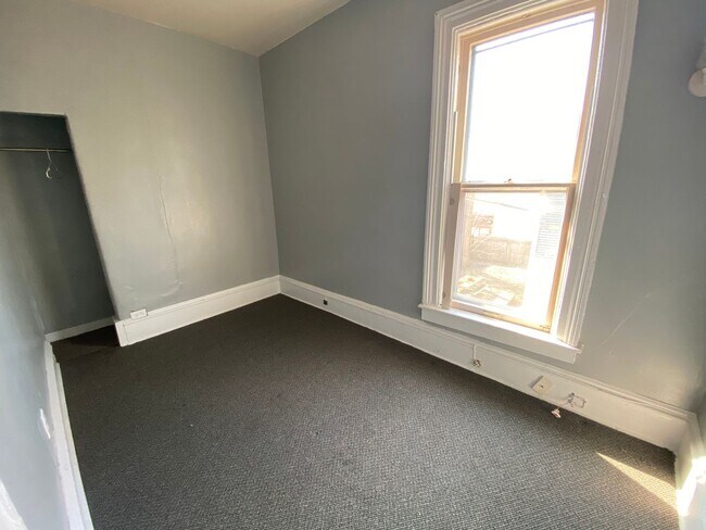 Building Photo - 703 W Walnut Street- 1 Bed Apt in Vine Nei...