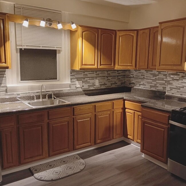 Kitchen - 324 Hawthorne Ave