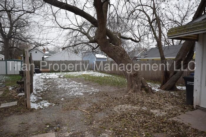 Building Photo - Large 2 Bedroom Single Family-Oshkosh East