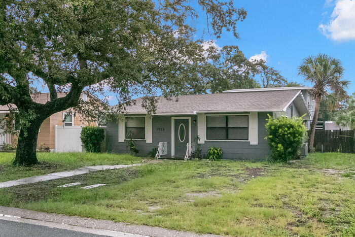 Foto principal - NEWLY RENOVATED Home For Rent in St Peters...
