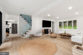 Building Photo - 39 Upper Lakeview Ave