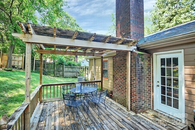 Building Photo - 2424 Oldenburg Dr