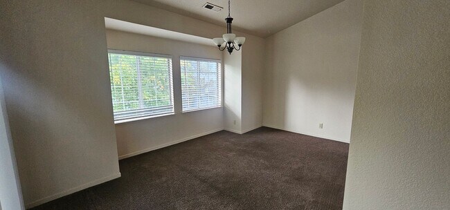 Building Photo - Great Stafford Glen Upstairs Condo