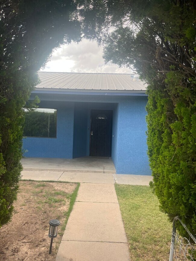 Foto del edificio - Charming 4 Bedroom 2 Bathroom home in the middle of Benson AZ.