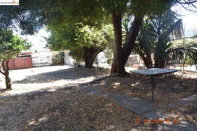 Foto del edificio - 6122 Bromley Ave