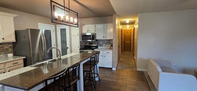 Foto del edificio - Stunning 4-bedroom, 2.5-bathroom home near...