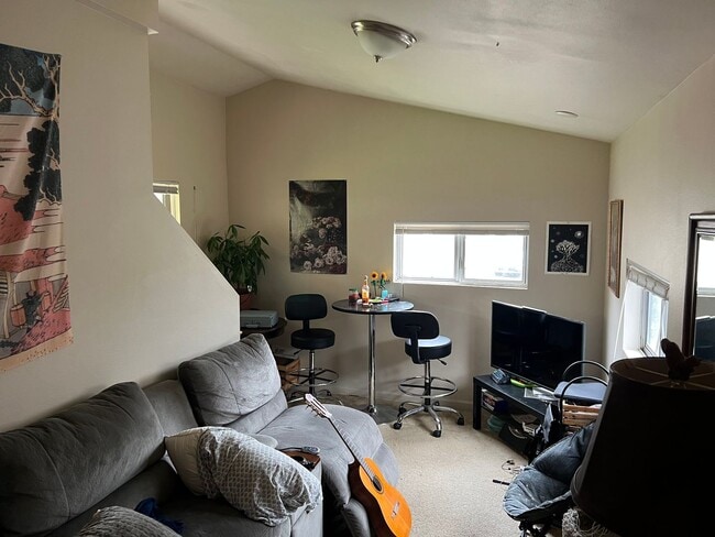 Building Photo - 4 bedroom, 1 bathroom backhouse in South C...