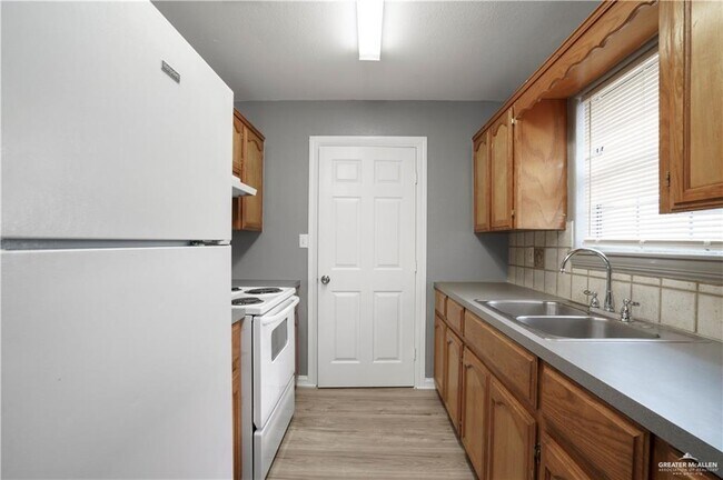 Building Photo - 15 Angus St