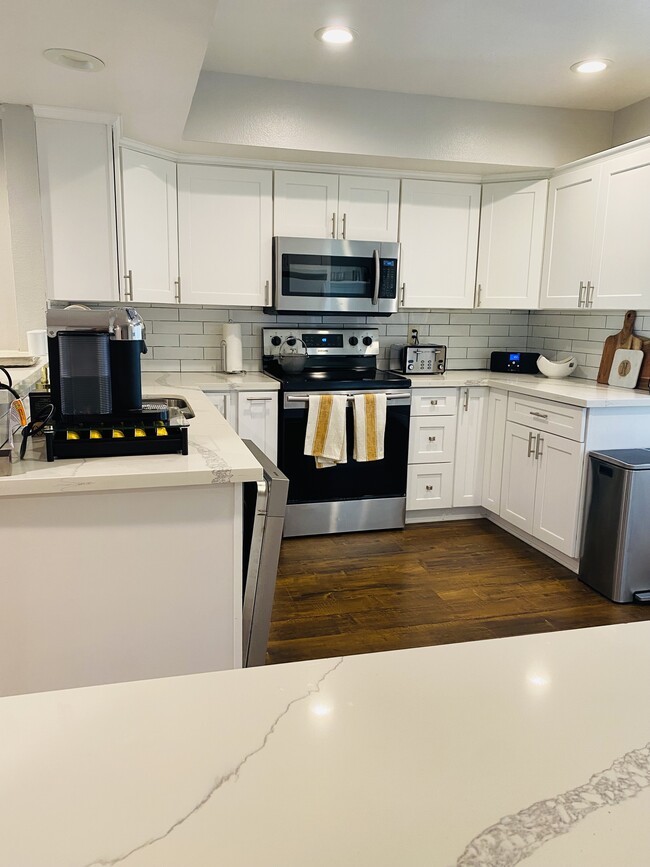 Building Photo - 500 S Oak Knoll Ave