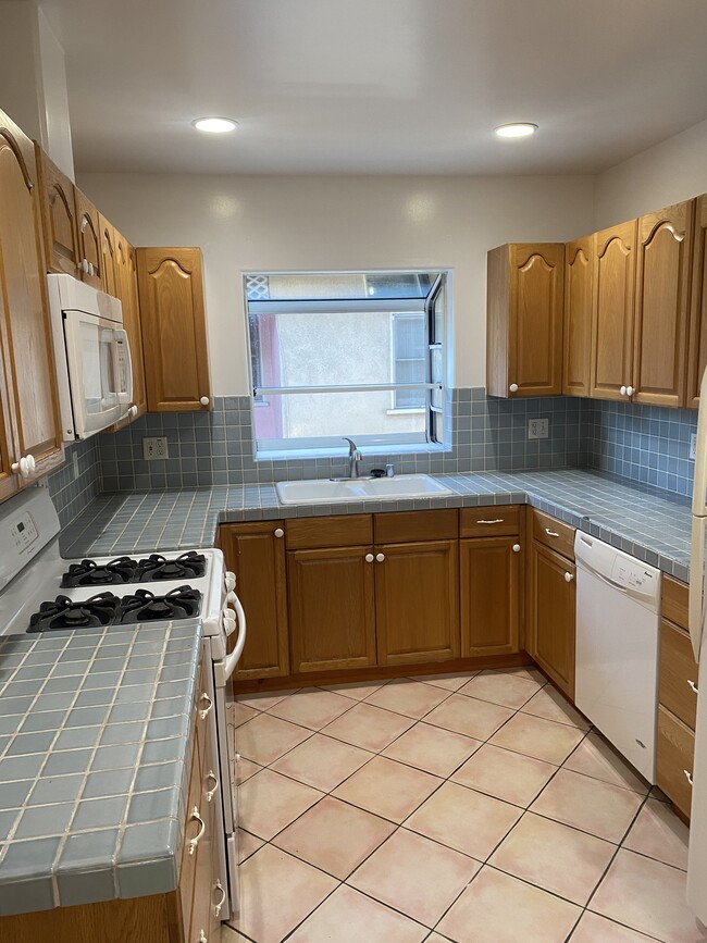 Building Photo - 4400 Overland Ave