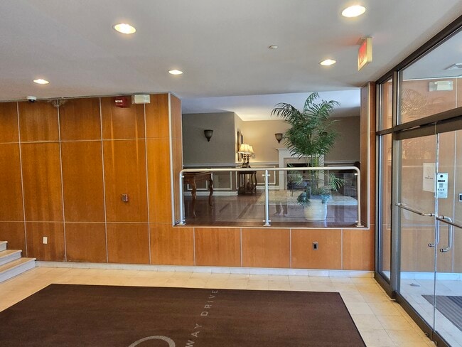 Building Photo - 60 Parkway Dr E