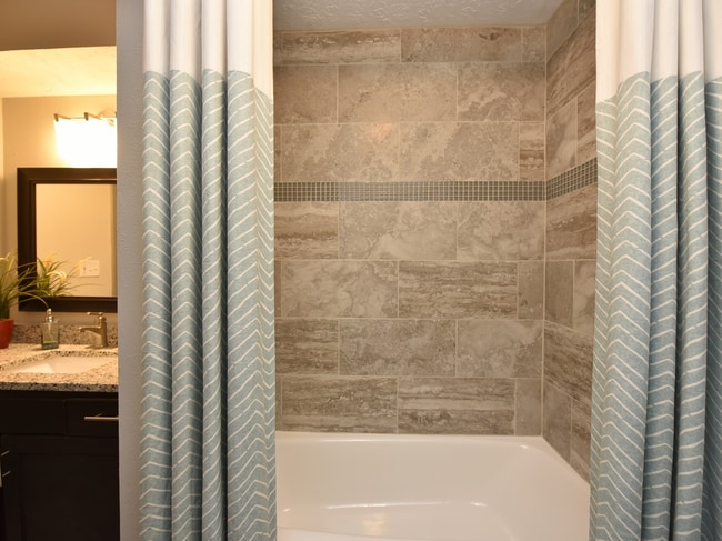 Bañera de azulejos personalizada - District at Hurstbourne