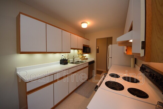 Foto del edificio - 4654 Cedar Lake Rd S