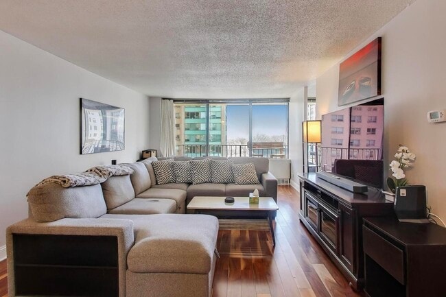 Building Photo - 3150 N Sheridan Rd