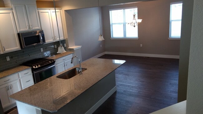 Building Photo - Beautiful 3 bed, 2.5 bath townhome in Loui...