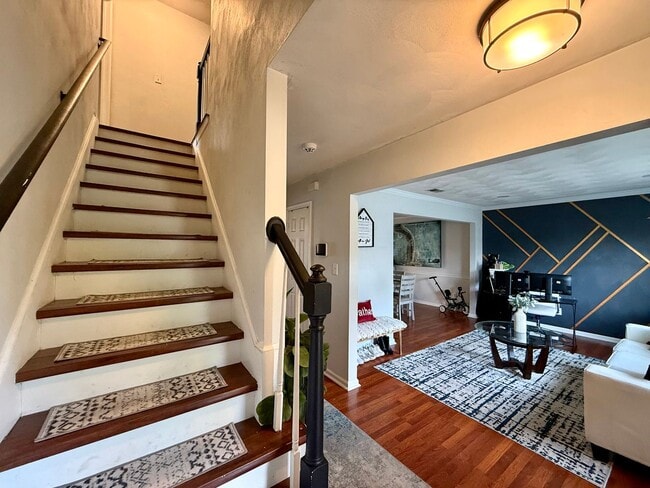 Building Photo - Beutifully updated 4 bed 2.5 bath home with large yard!