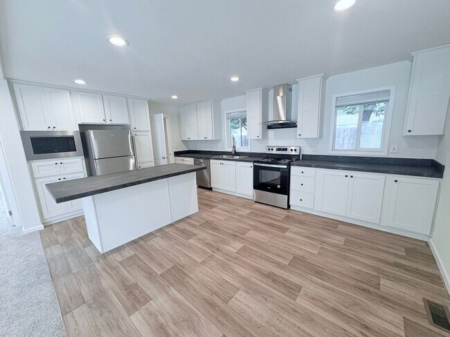Building Photo - Your Cozy, Updated Rambler Retreat Awaits!