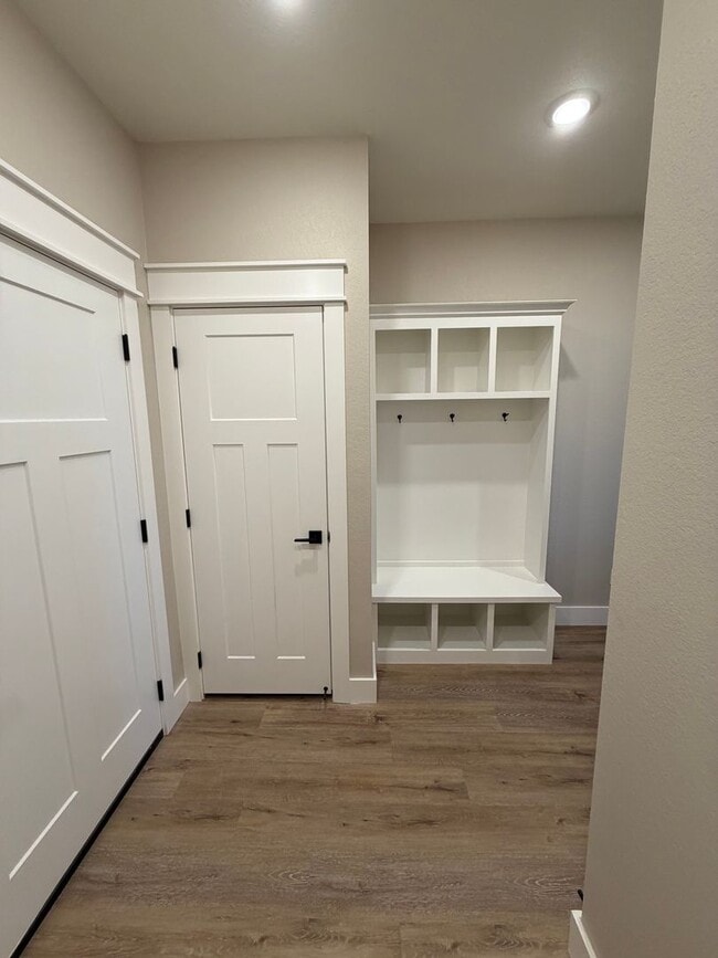 Building Photo - 3 Bed | 2 Bath House | Fridge will be add upon move in.