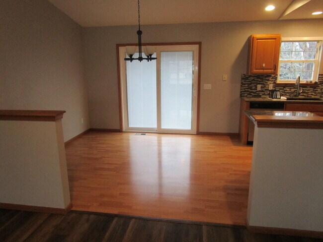 Building Photo - 903 Erin Dr
