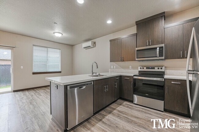 Building Photo - 2 Bedroom 2 Bathroom Duplex in a New Great Washougal Location!