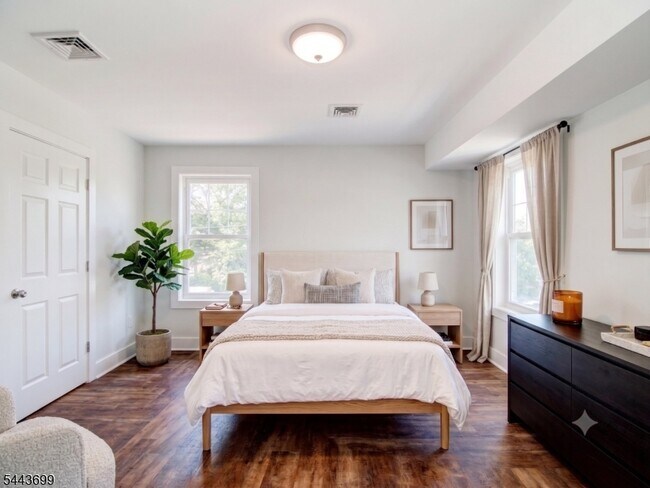 Building Photo - 60 Montague Pl