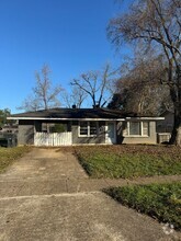 Building Photo - 1609 San Saba St