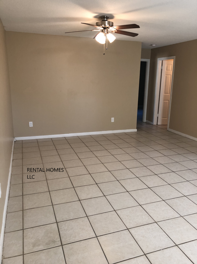 Building Photo - Remodeled Two Bedroom One Bath Duplex in L...