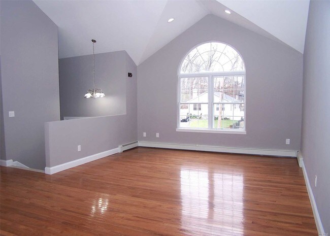 Building Photo - 15 Flores Ln