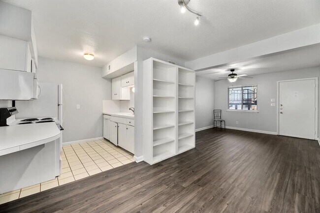 Building Photo - 2408 Longview St