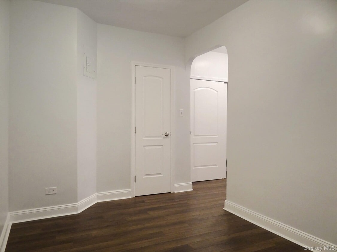 Foto principal - 88-12 Elmhurst Ave