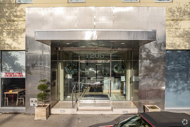 Entrada principal - 1205 St. Charles Condominiums