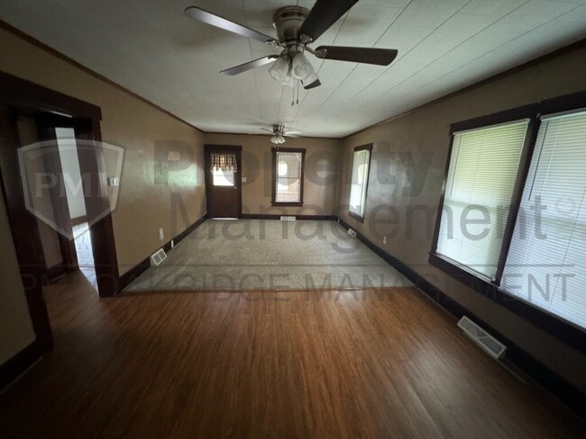 Building Photo - Country 2 Bedroom Apartment with 1 Car Garage