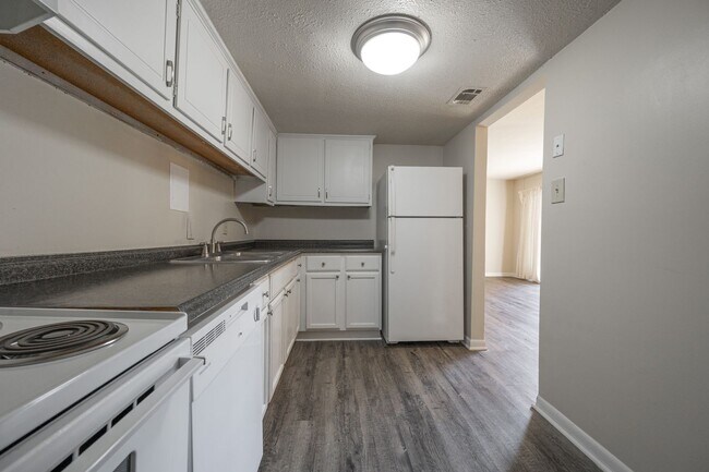 Foto del edificio - Charming 2 Bedroom Condo Living in the Heart of Chapel Hill