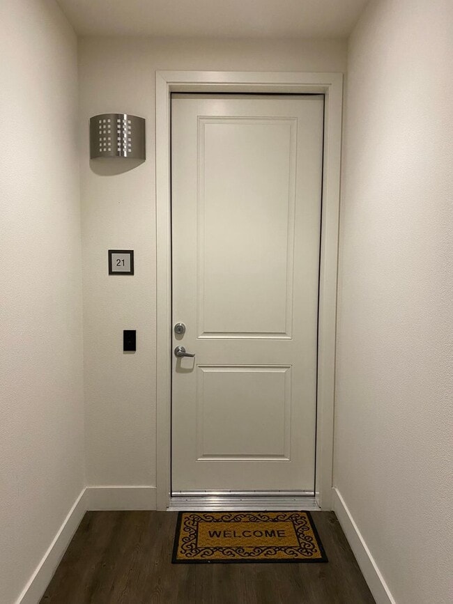 Building Photo - Welcome to this stunning 3 bedroom 2.5 bat...
