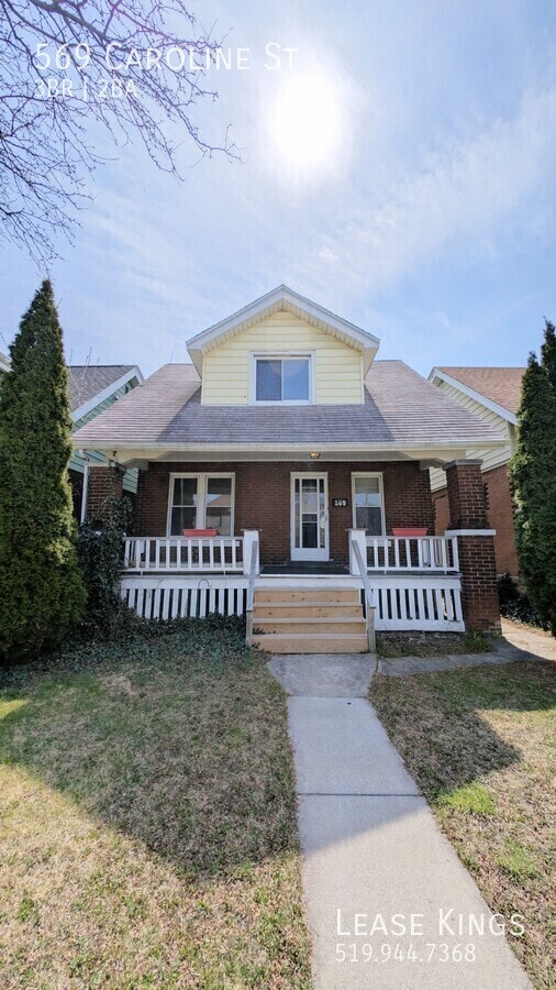 Building Photo - Spacious 3 + 1 Bedroom 2 Bathroom Single F...
