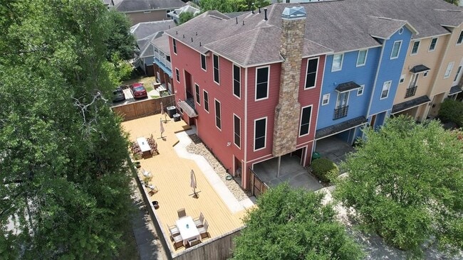 Building Photo - 402 W 16th St