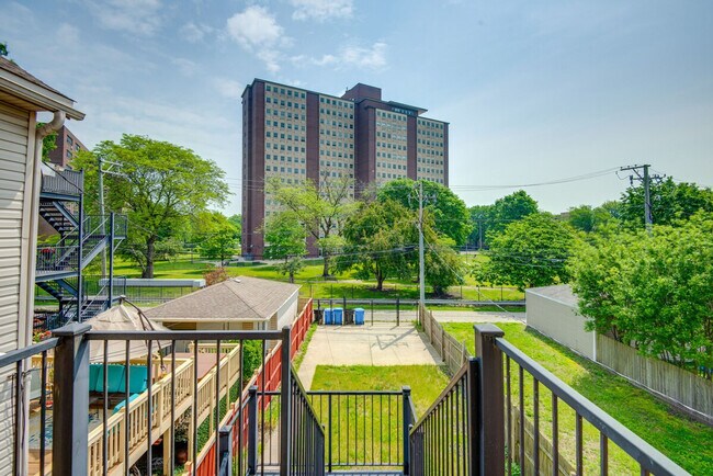 Foto del edificio - 4241 S Langley Ave