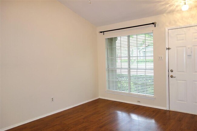 Building Photo - 1015 E Yager Ln